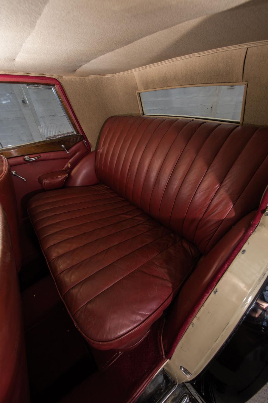 Интерьер Bentley 4&frac14;-Litre Saloon by Mann Egerton 1937 года  (фото 3 из 31)